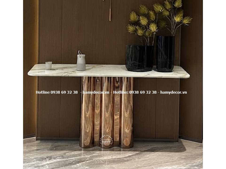 Bàn console chân inox 304 mạ vàng hồng mặt đá trắng vân mây này mang một ngôn ngữ thiết kế rất độc đáo